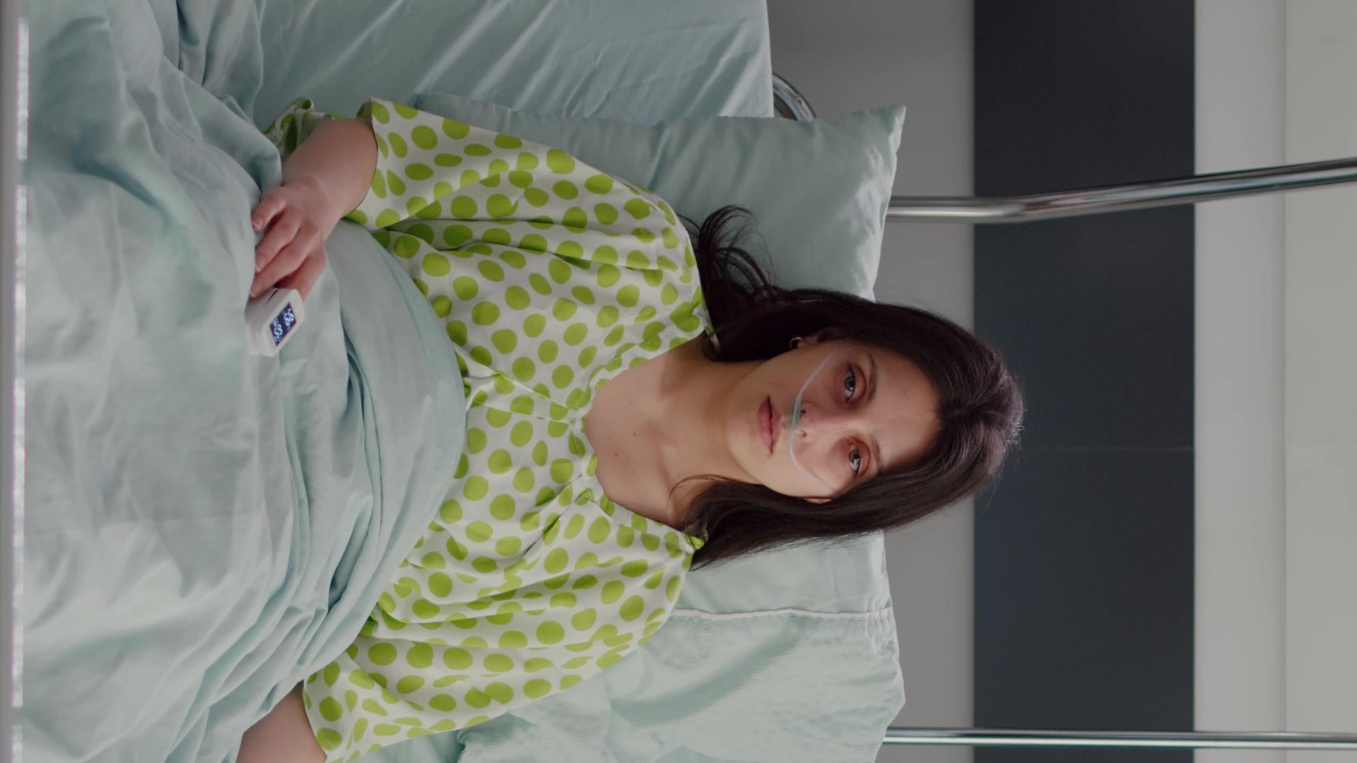 有鼻氧管的垂直视频患病妇女躺在床上视频的预览图