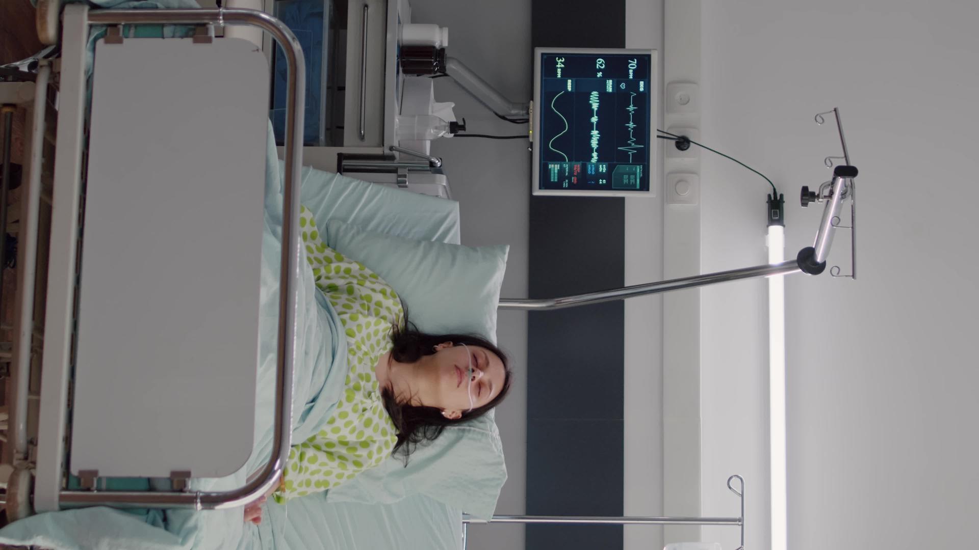 垂直视频身穿鼻氧管躺在床上睡觉的生病女性【垂直版】视频的预览图