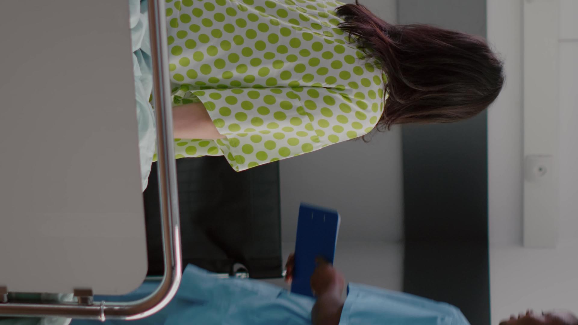 美国的垂直视频对患有呼吸系统疾病的妇女进行了实时检查视频的预览图