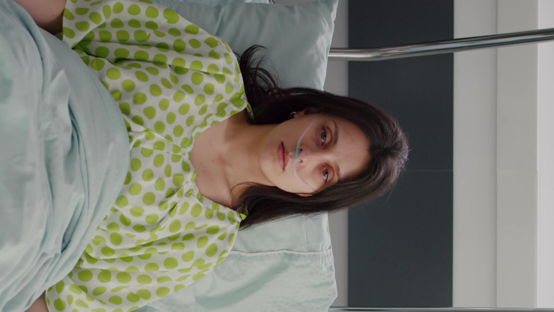 躺在床上的患病妇女穿着鼻氧管的肖像版】视频的预览图