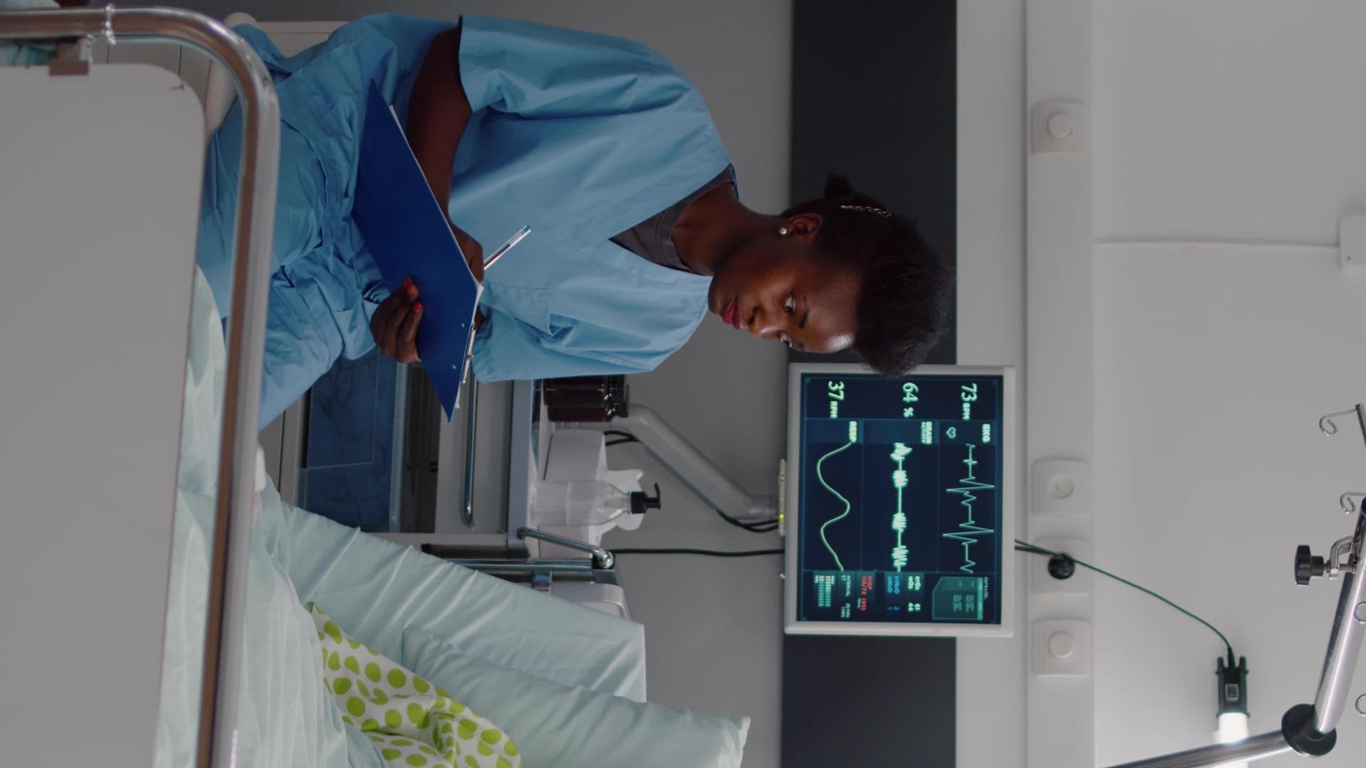 在美国护士监测疾病时垂直视频生病的妇女躺在床上视频的预览图
