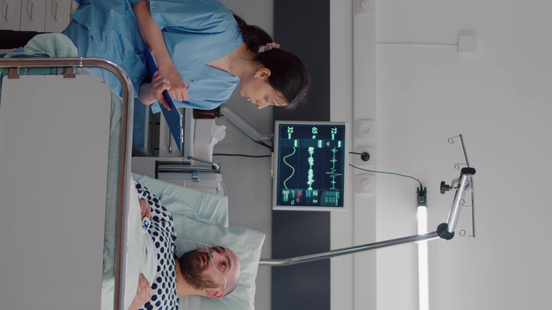 垂直视频医疗护士与住院患者讨论病情视频的预览图