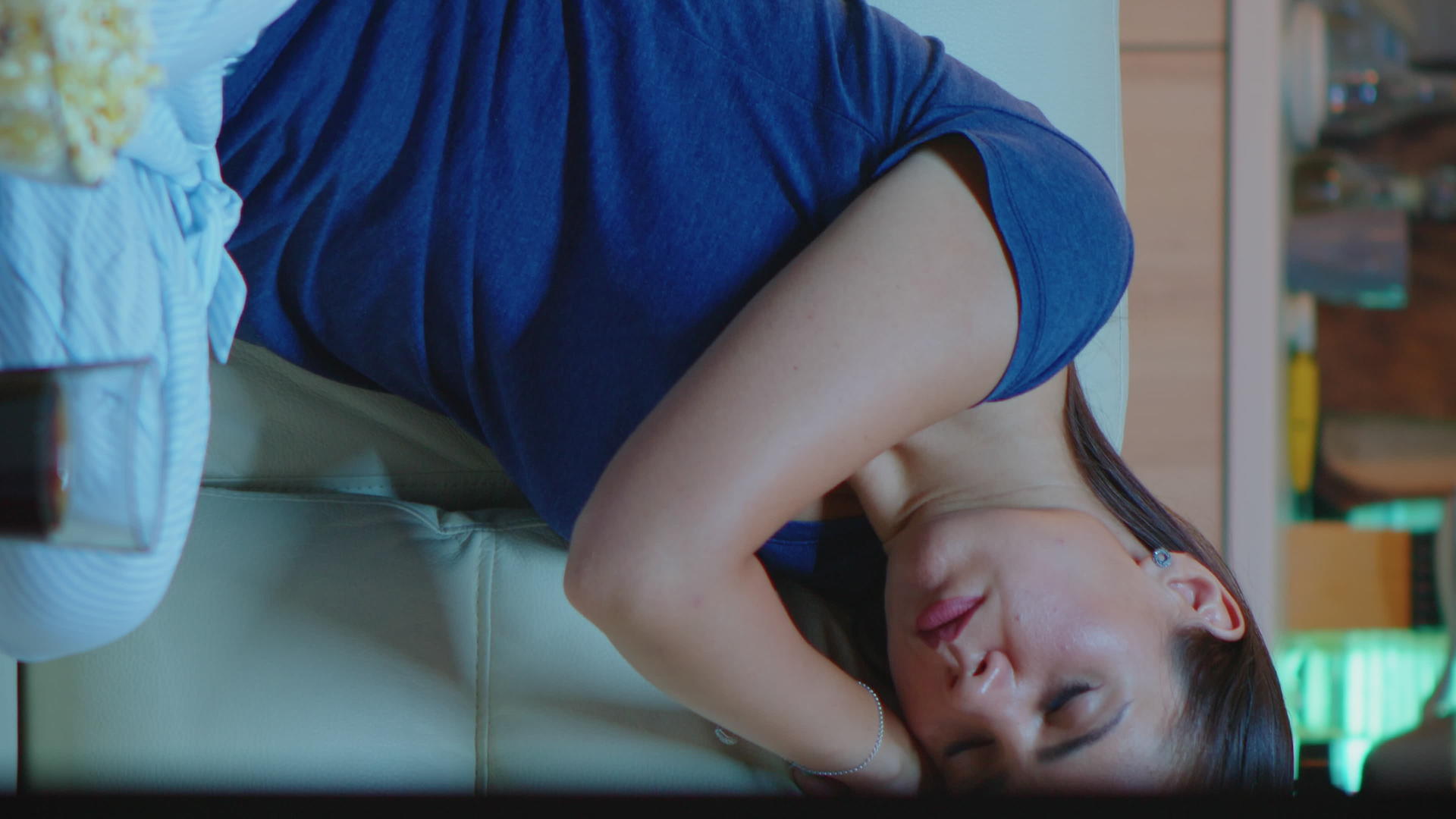 睡在沙发上的年轻女性垂直视频肖像【垂直版】视频的预览图