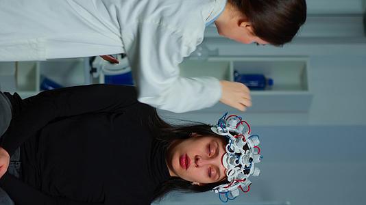 对于患病妇女 请访问专业神经学研究实验室垂直版视频的预览图