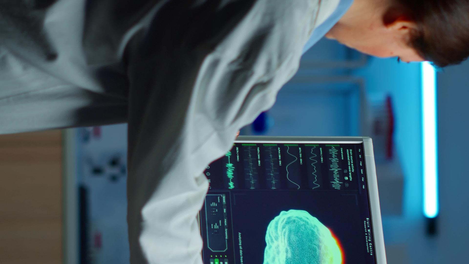在检查大脑扫描的监视器上垂直视频神经科医生观察大脑视频的预览图