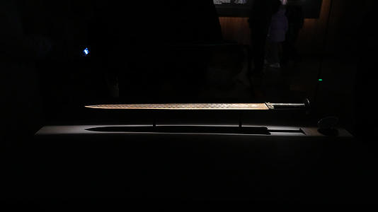 参观湖北省博物馆国宝级藏品越王勾践剑的游客慢镜头升格拍摄4k素材视频的预览图