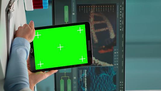 垂直视频科学家持有带有绿色染色体密钥屏幕的平板电脑视频的预览图
