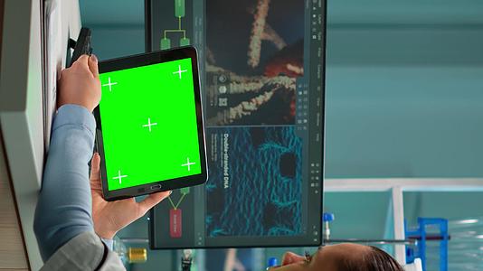 垂直视频科学家持有绿色模型平板电脑垂直版视频的预览图