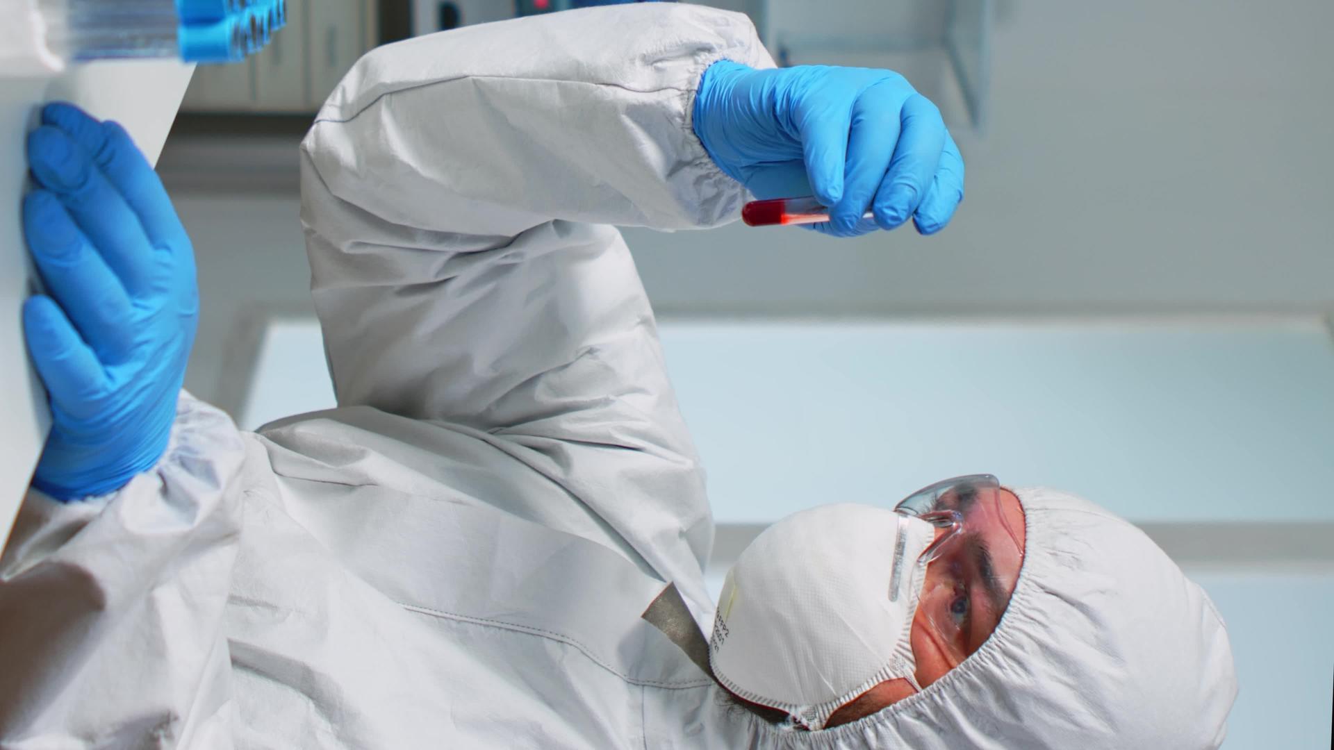 垂直视频无菌化学实验的科学家分析了从实验浴缸中提取的血样视频的预览图