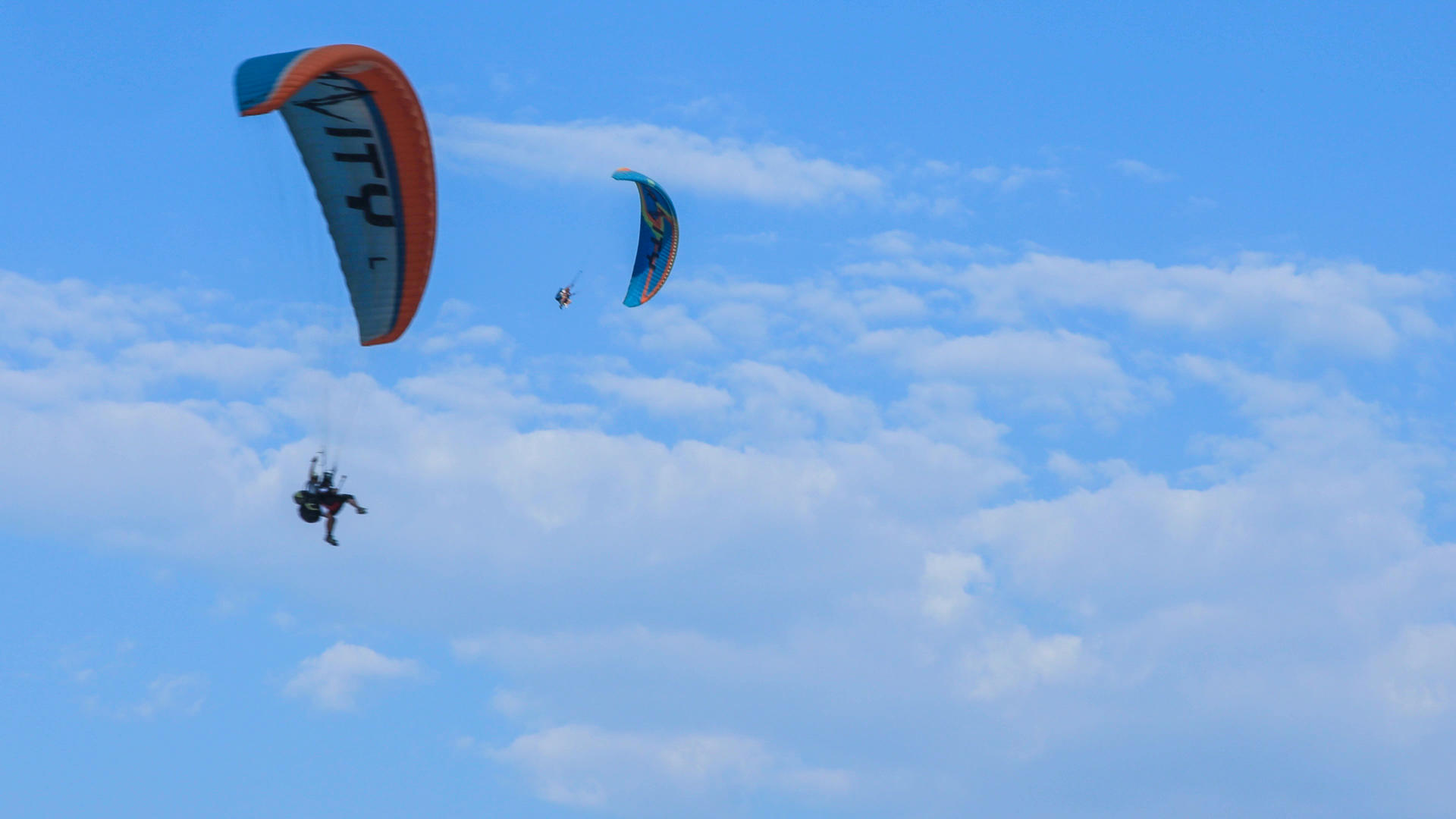 蓝天白云与滑翔伞实拍视频视频的预览图