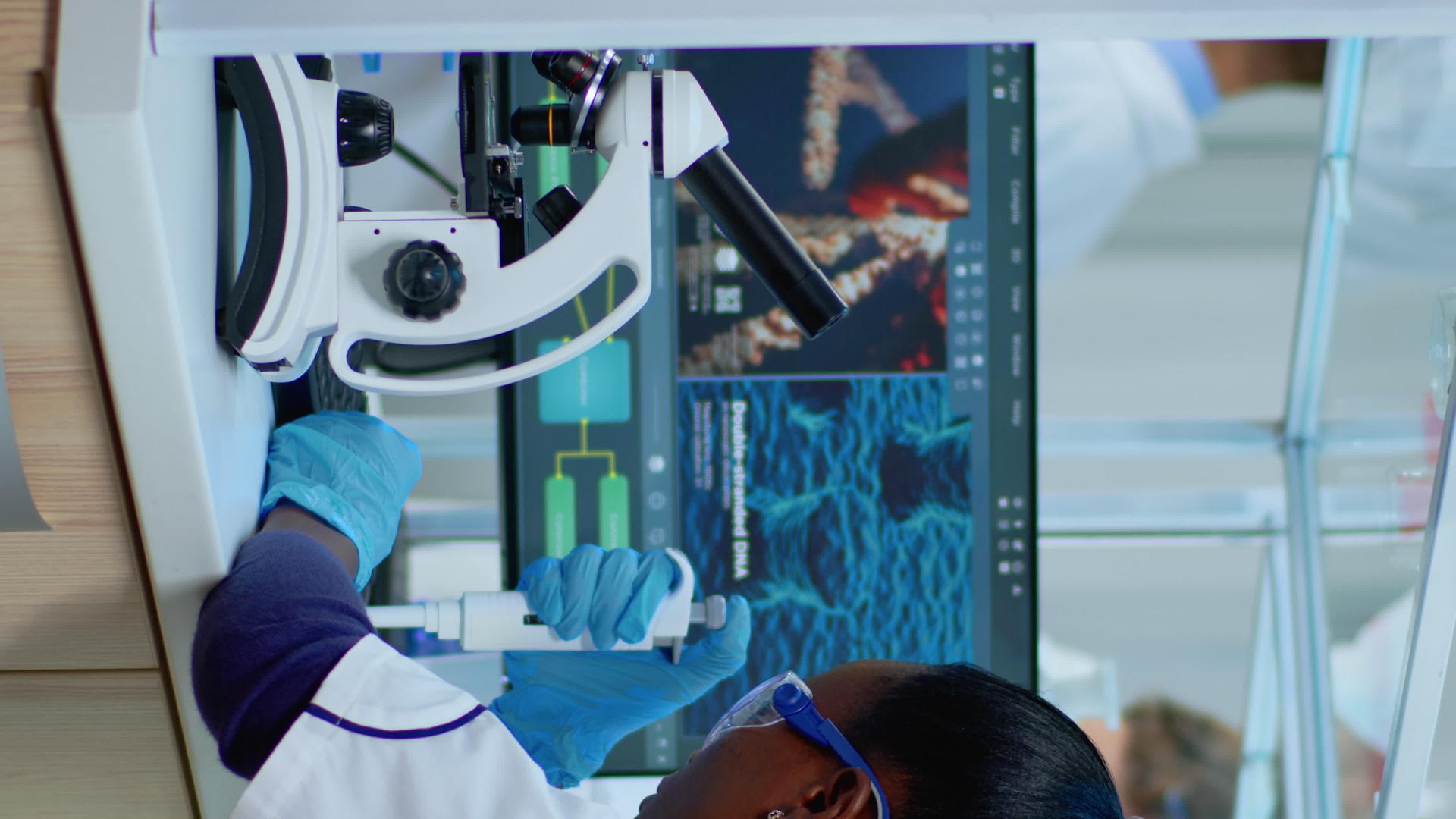 黑人女性化学家在显微镜上分析反应视频的预览图