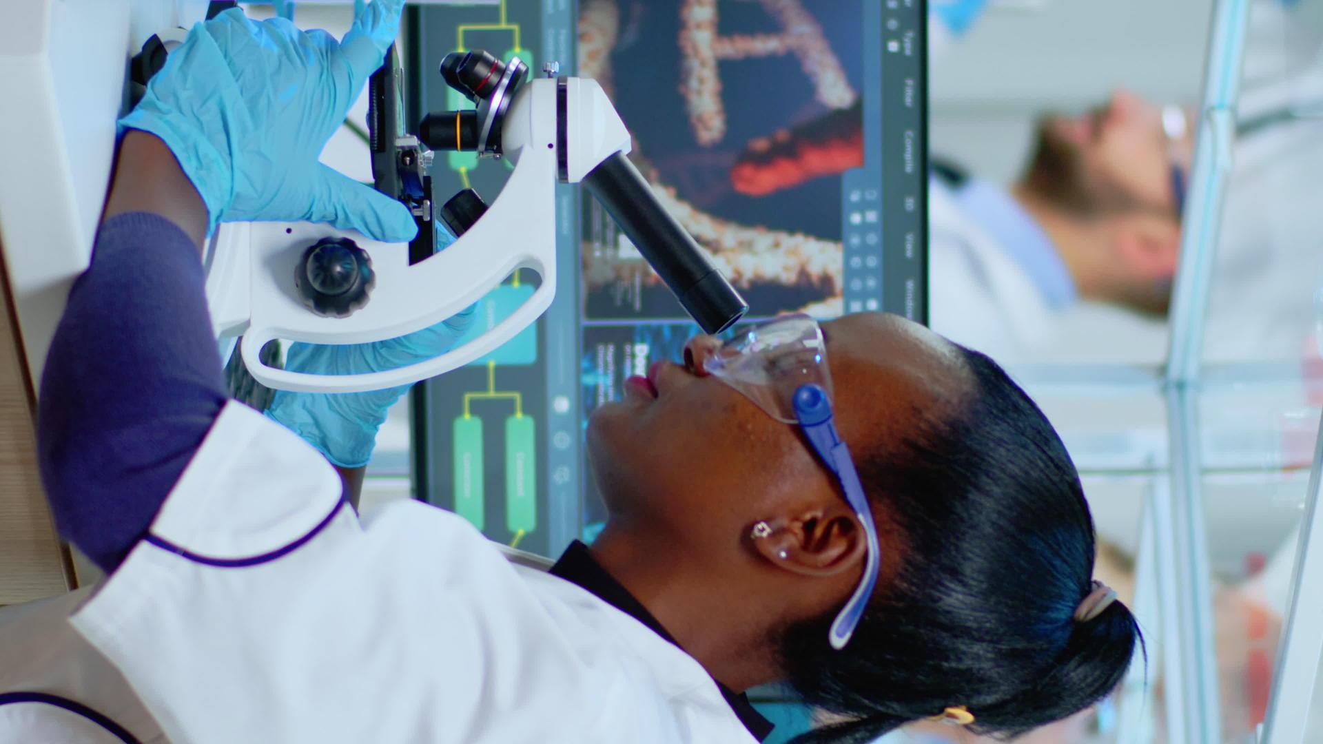 非洲女科学家垂直版在现代实验室使用显微镜视频的预览图