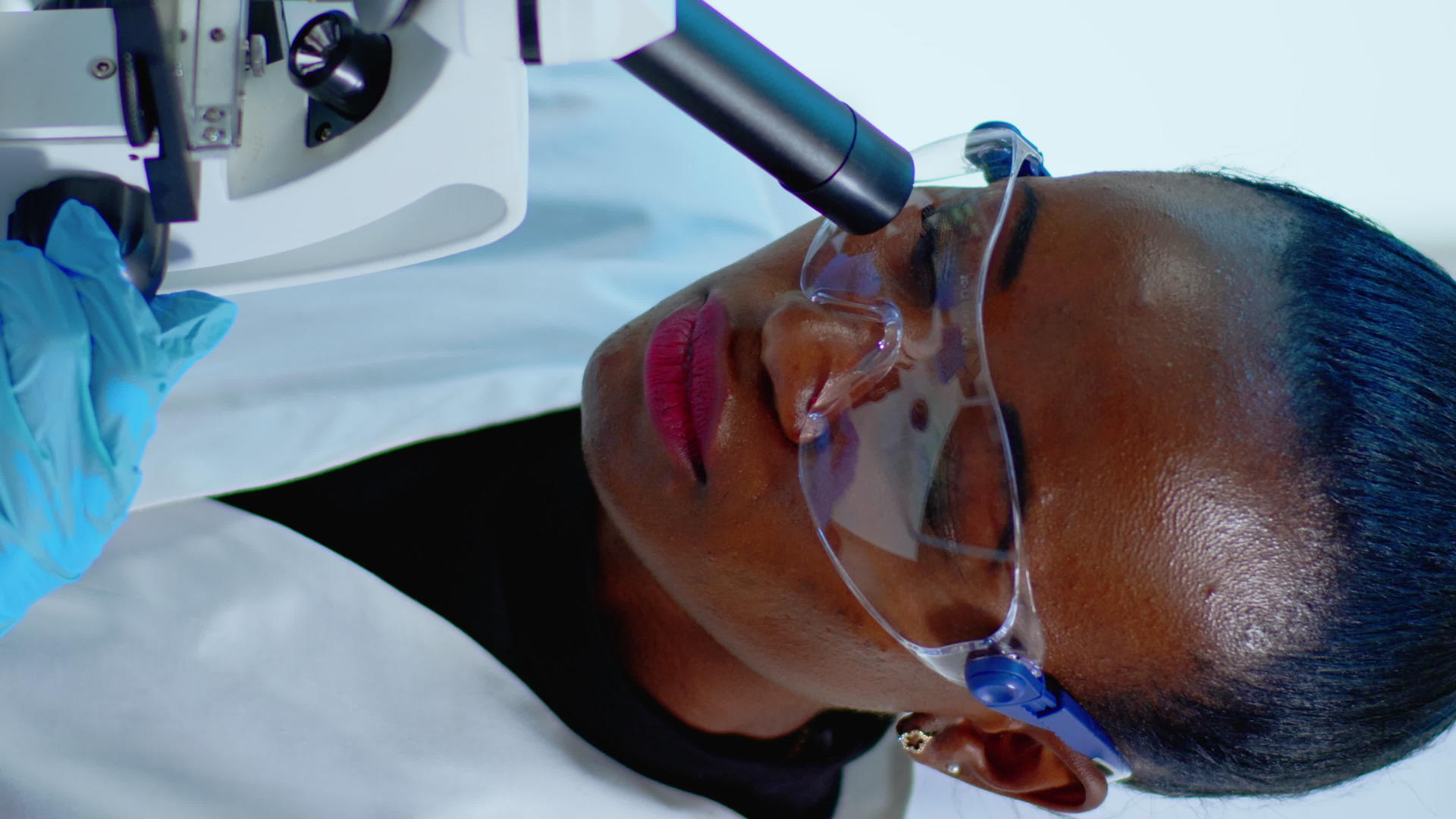 垂直视频关闭黑女人看显微镜的镜头视频的预览图