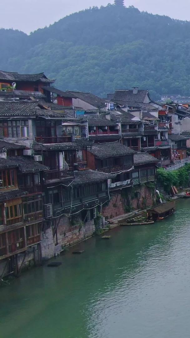 湖南凤凰古城沱江两岸航拍建筑视频的预览图