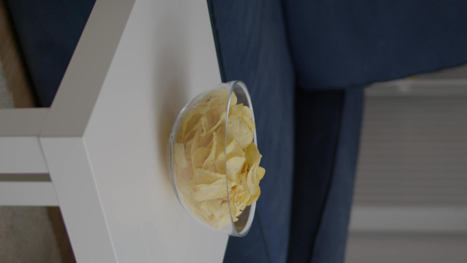 垃圾炸土豆挂在空荡荡的聚会室里的盘子桌子上垂直版视频的预览图