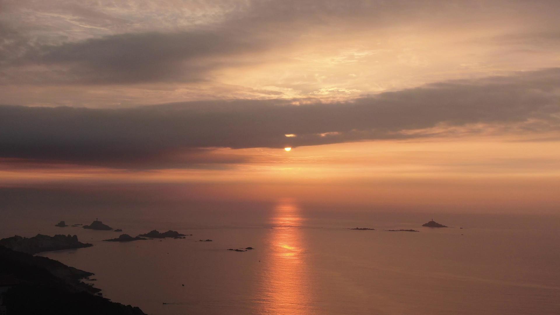 航拍海上海平面日出视频的预览图