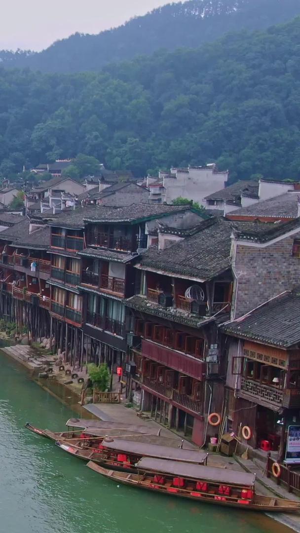 湖南凤凰古城沱江两岸航拍建筑视频的预览图