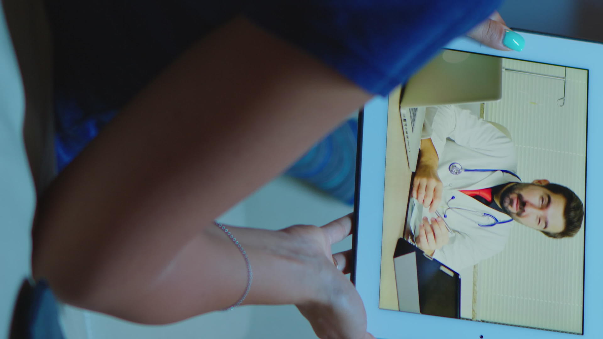女性用平板电脑与医生交谈垂直版垂直版视频的预览图