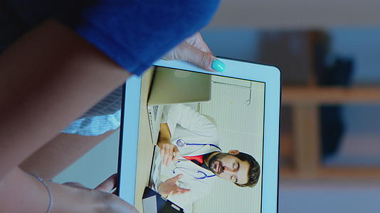垂直视频患者和医生举行电视会议视频的预览图