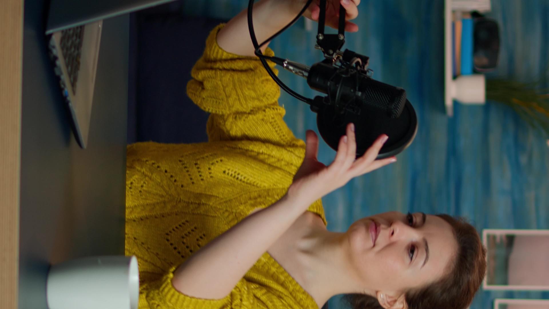 年轻的垂直视频Vlogger在舒适工作室工作的肖像垂直版视频的预览图
