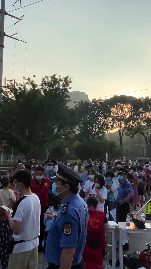 南京疫情爆发全民排队做核酸检测视频的预览图