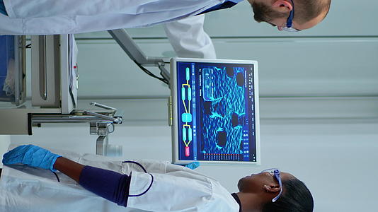 垂直视频多民族科学家团队使用计算机分析测试疫苗垂直版垂直版视频的预览图