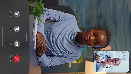 垂直视频非洲女性在网上与记录笔记的医生交谈垂直版视频的预览图