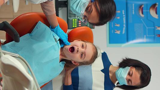 口腔病理学家的垂直视频检查年轻患者的牙齿健康状况视频的预览图