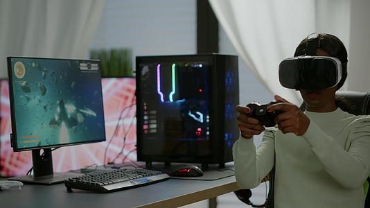 利用虚拟现实赢得游戏比赛的女性视频的预览图