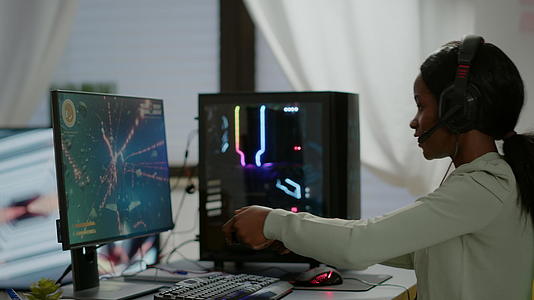 垂直视频非洲上流女性游戏玩家在网上玩游戏输掉比赛视频的预览图