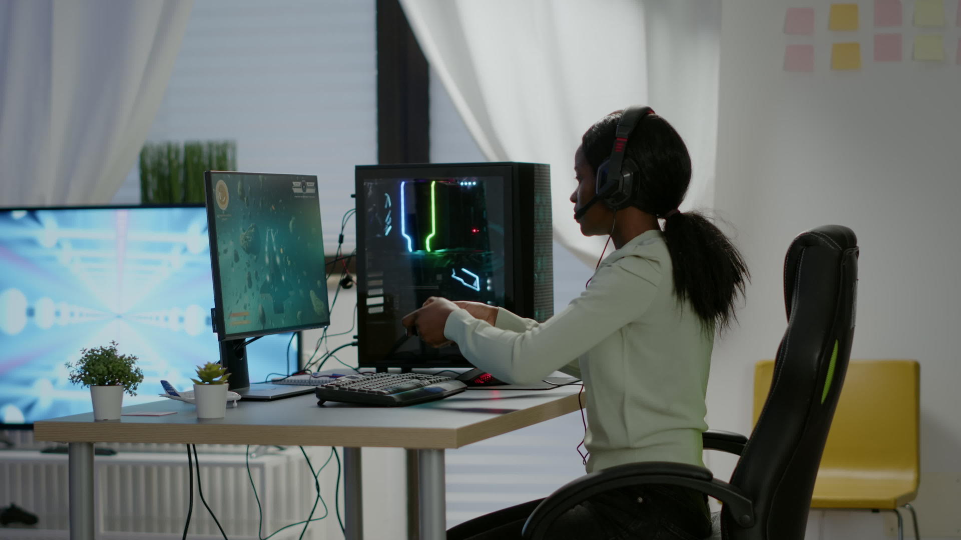 黑人女子游戏机使用专业的无线控制器赢得了电子游戏视频的预览图