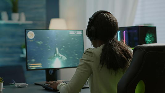 兴奋的女性戴着耳机玩游戏视频的预览图