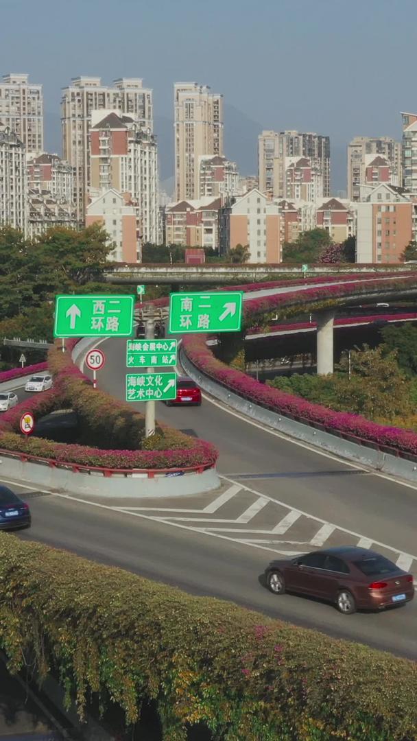 航拍城市交通交叉路指路牌视频的预览图