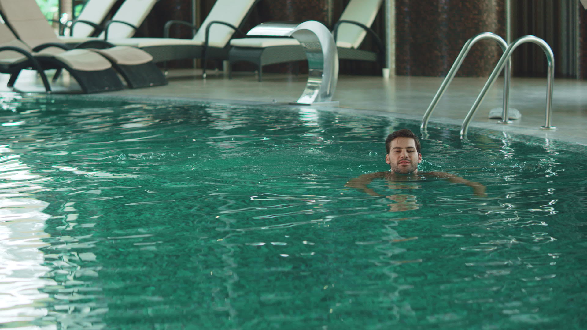 男人在现代酒店游泳度假视频的预览图