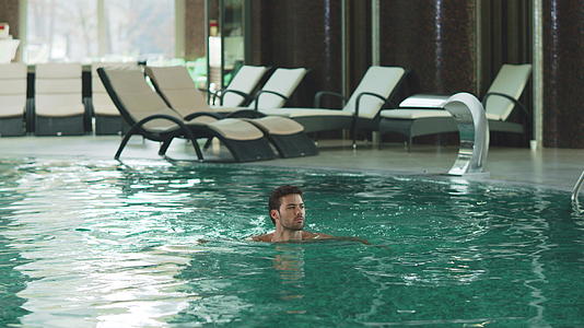 男人在现代酒店游泳视频的预览图