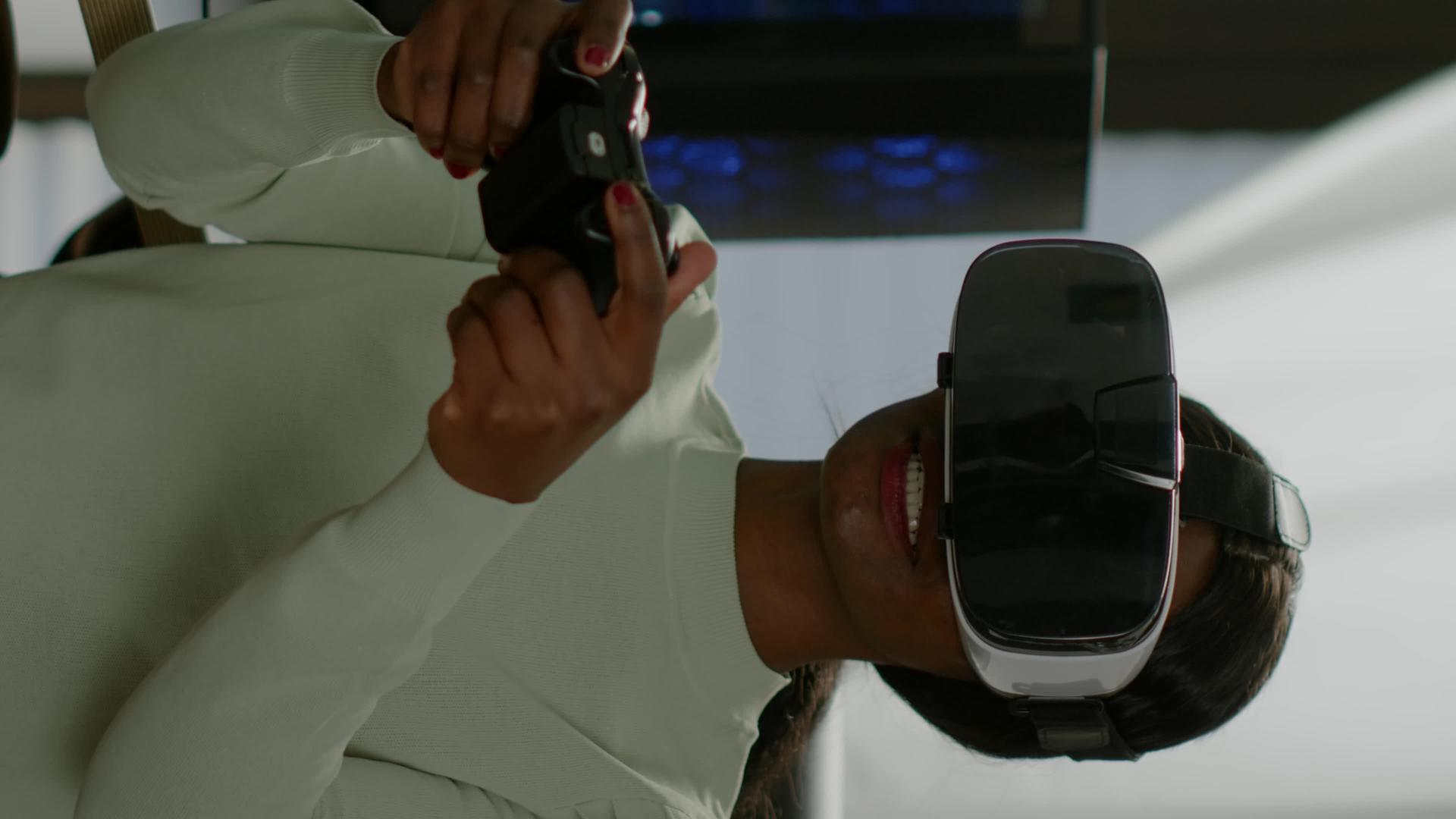 获胜者使用操纵杆VR玩电子游戏【垂直版】视频的预览图
