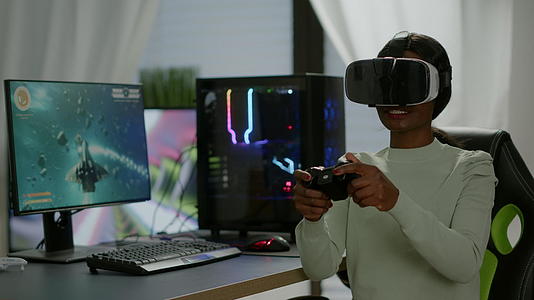 垂直视频获胜者使用操纵杆VR玩电子游戏视频的预览图