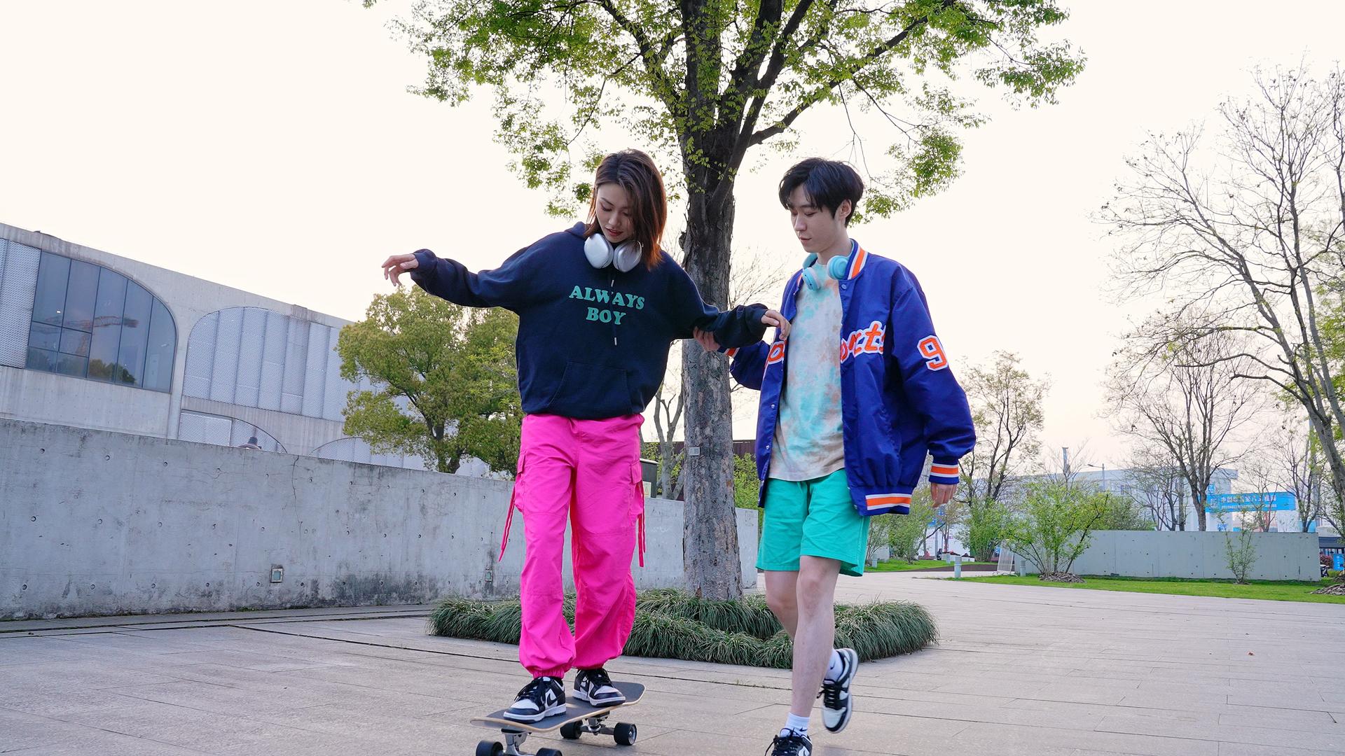 街头潮流运动青年玩滑板视频的预览图
