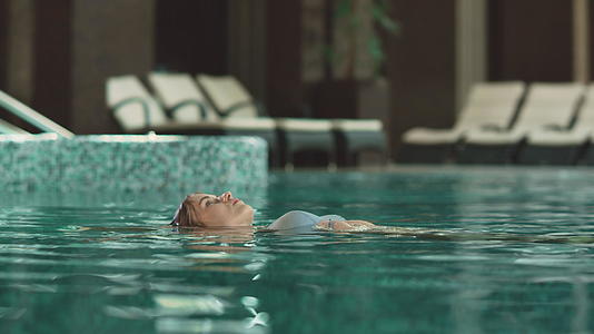 女人在豪华酒店的游泳池里视频的预览图