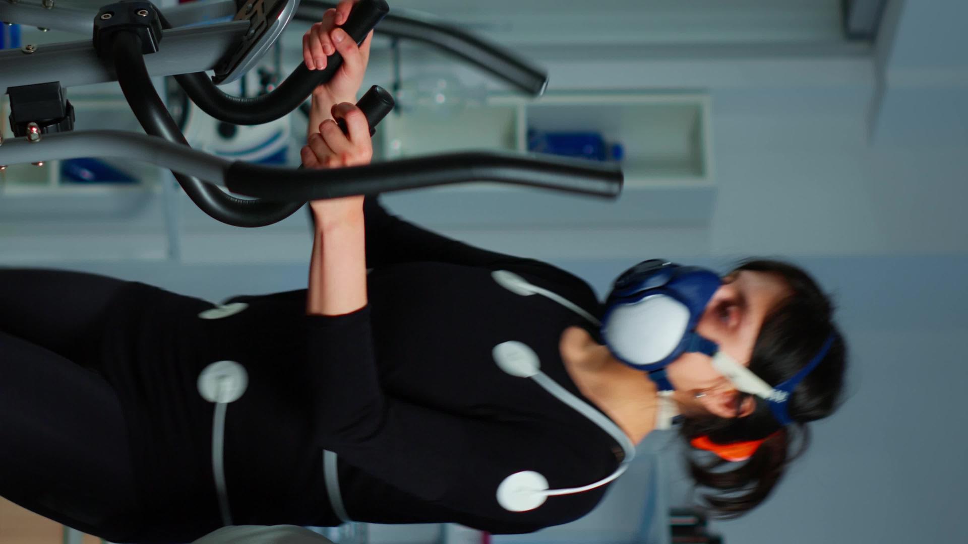 垂直视频医生在剪贴板上做笔记本而患者在运动时使用口罩视频的预览图