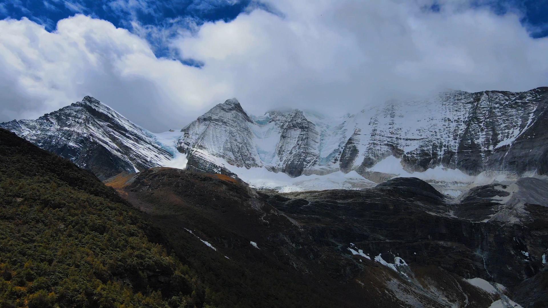 4k高原地区巍峨的雪山全貌航拍视频的预览图