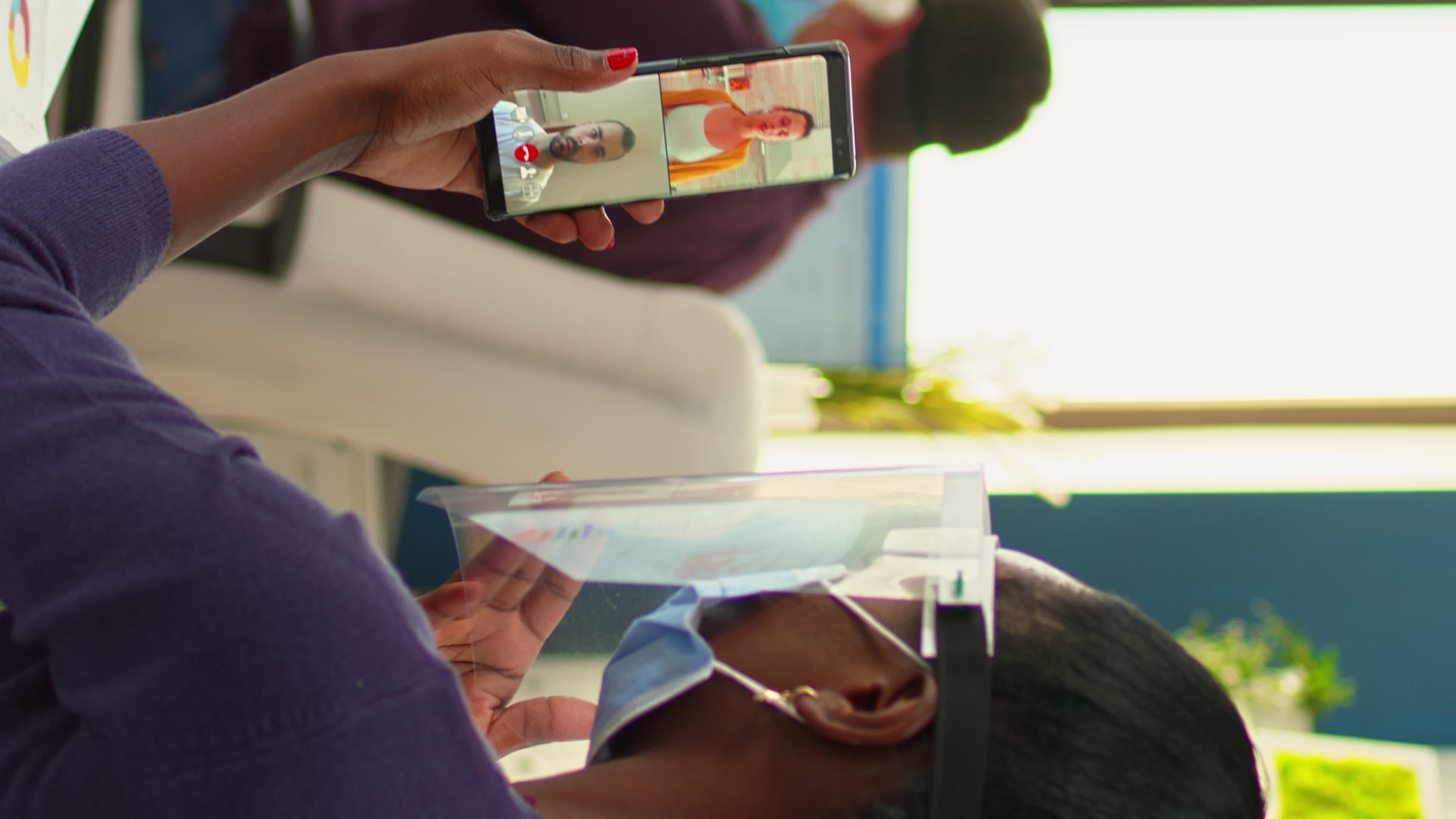 带有面具的垂直视频黑人女商人通过视频呼叫智能手机【垂直版】视频的预览图