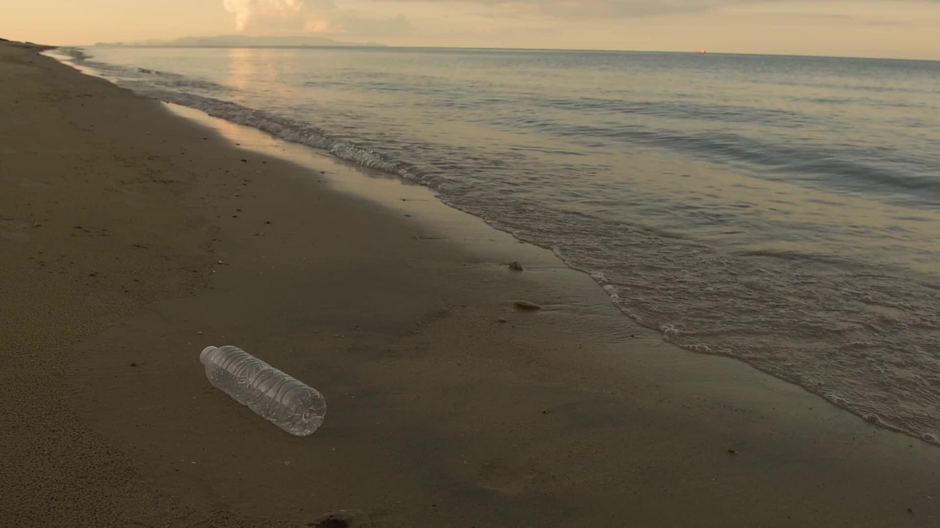 在热带海滩的塑料瓶上视频的预览图