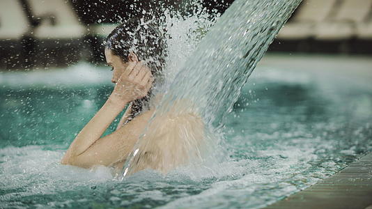 女性在游泳池接受水疗视频的预览图