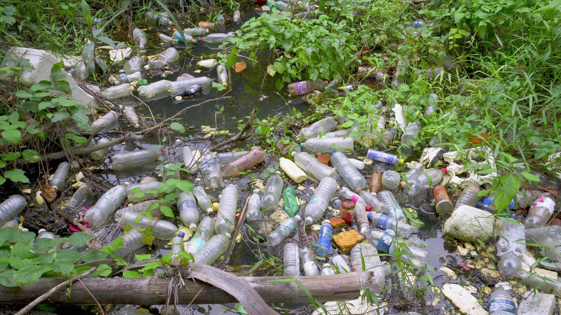 河边倾斜弹射塑料瓶垃圾视频的预览图