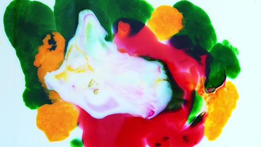 牛奶中颜色分布的美在于石墨艺术墨水的洗碗液抽象视频的预览图