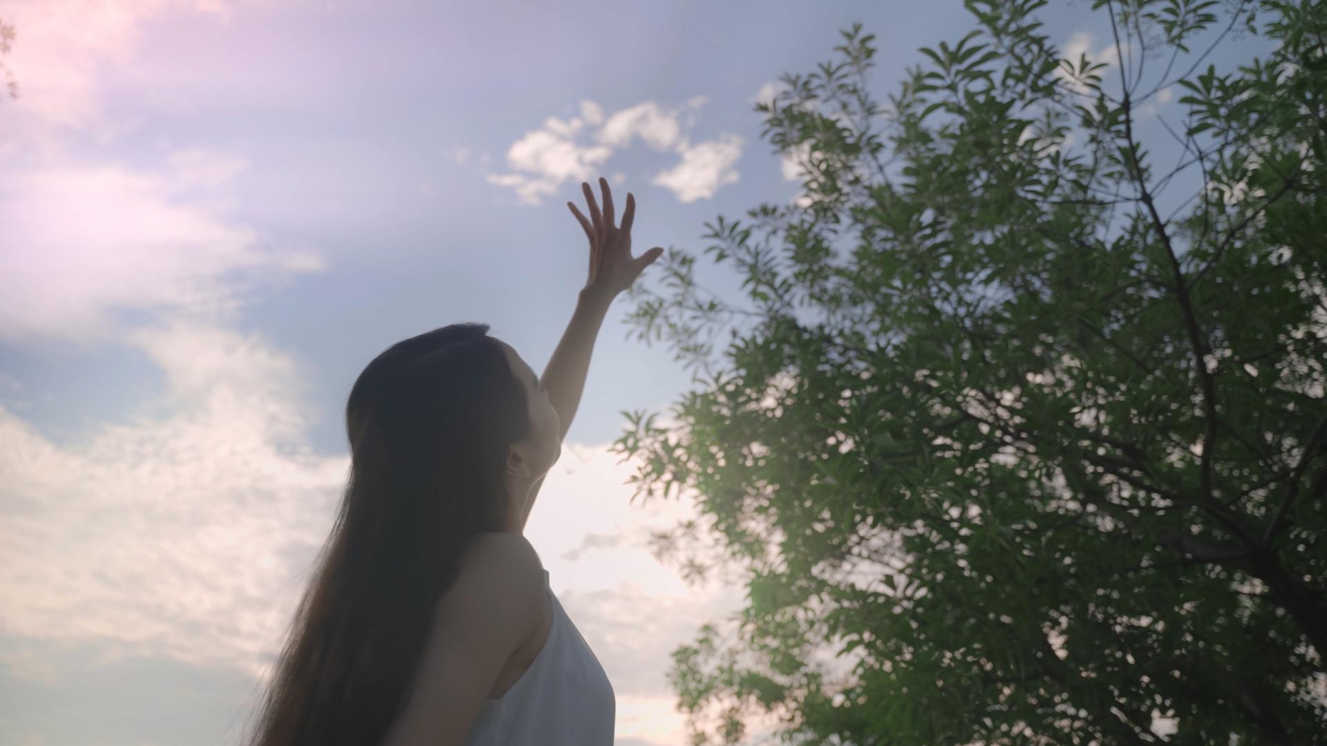 女性户外阳光大树4k夏日度假视频的预览图