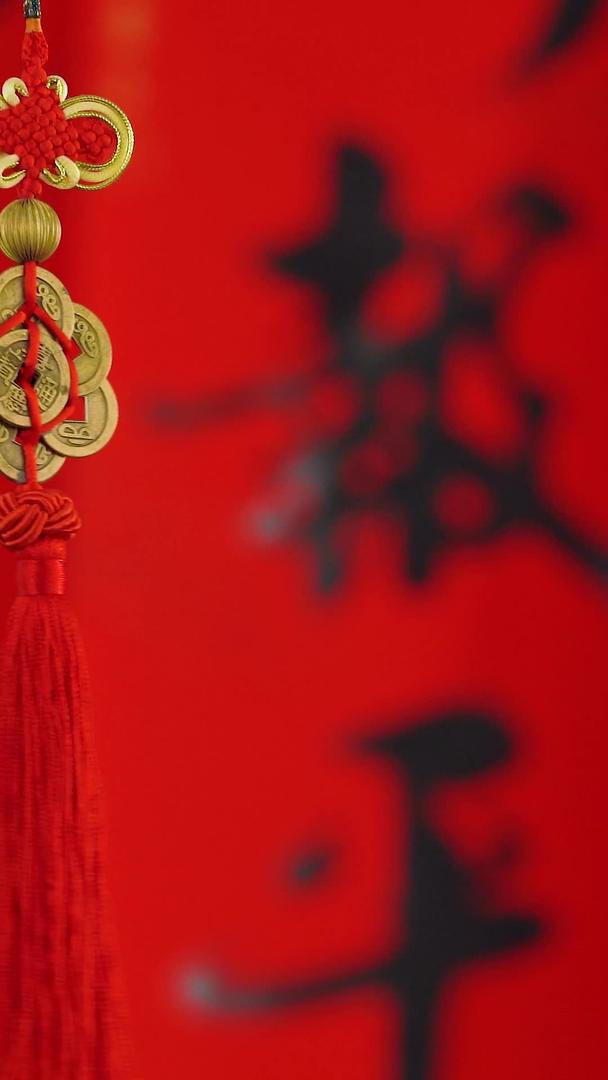 春节铜钱挂饰红火过年春节视频的预览图