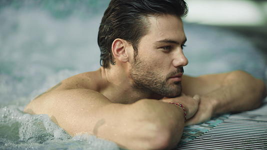 男人喜欢在按摩浴池里洗澡视频的预览图