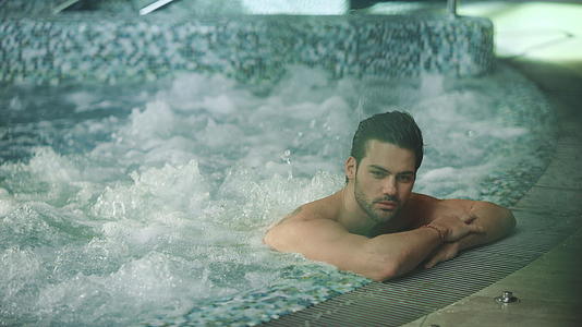 男子在酒店按摩浴池休息视频的预览图